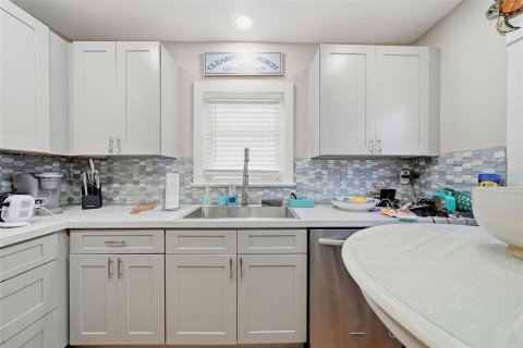 House in Clearwater, Florida 3 bedrooms, 135.27 sq.m. № 2198731 - photo 9