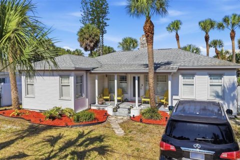 House in Clearwater, Florida 3 bedrooms, 135.27 sq.m. № 2198731 - photo 2