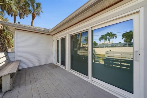 House in Clearwater, Florida 3 bedrooms, 135.27 sq.m. № 2198731 - photo 25