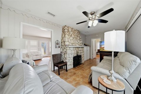 House in Clearwater, Florida 3 bedrooms, 135.27 sq.m. № 2198731 - photo 12