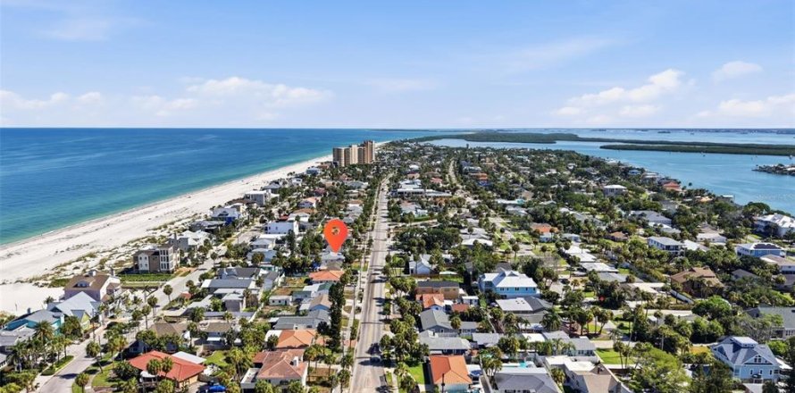 House in Clearwater, Florida 3 bedrooms, 135.27 sq.m. № 2198731