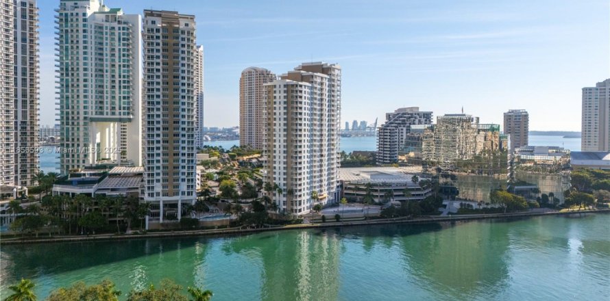 Condominio en Miami, Florida, 1 dormitorio  № 1978094