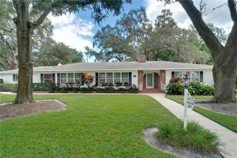 House in Winter Garden, Florida 4 bedrooms, 325.81 sq.m. № 2101420