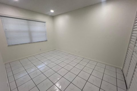 Condo in Coral Springs, Florida, 2 bedrooms  № 2400511 - photo 9