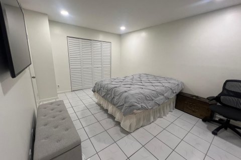 Condo in Coral Springs, Florida, 2 bedrooms  № 2400511 - photo 12