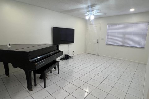 Condo in Coral Springs, Florida, 2 bedrooms  № 2400511 - photo 2