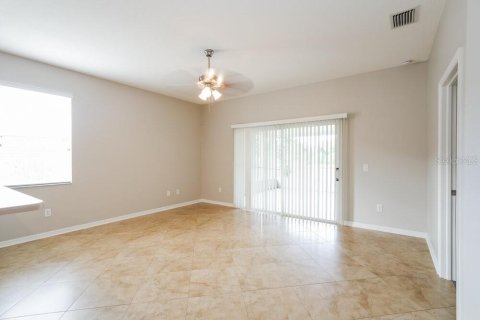 Villa ou maison à louer à Land O' Lakes, Floride: 3 chambres, 158.12 m2 № 2416576 - photo 4