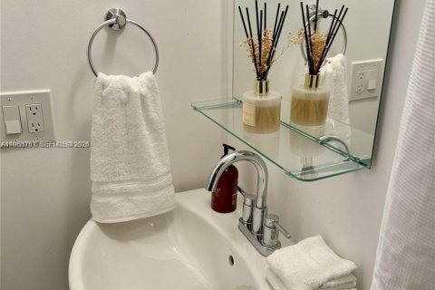 Condominio en venta en Coral Gables, Florida, 1 dormitorio, 32.61 m2 № 2010464 - foto 17