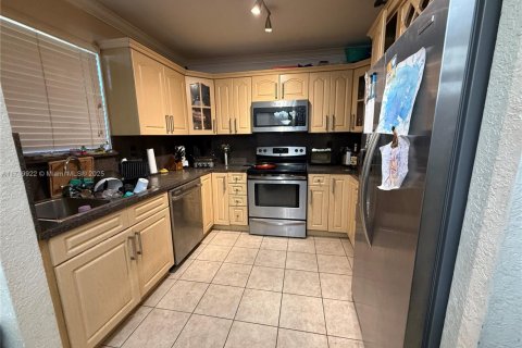 Condo in Hialeah, Florida, 3 bedrooms  № 1470892 - photo 6