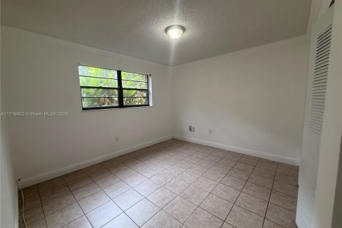 Condo in Hialeah, Florida, 3 bedrooms  № 1470892 - photo 11