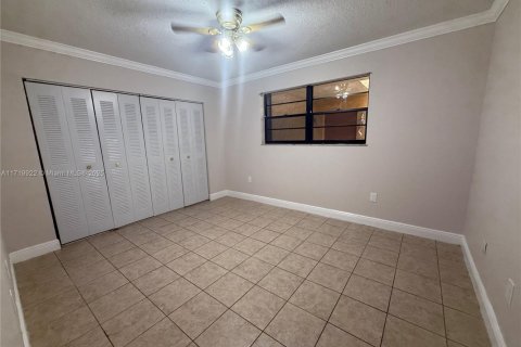 Condo in Hialeah, Florida, 3 bedrooms  № 1470892 - photo 10