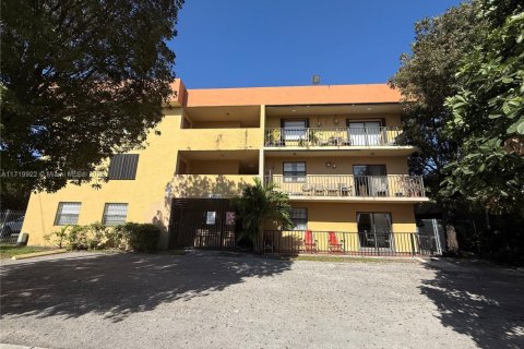 Condo in Hialeah, Florida, 3 bedrooms  № 1470892 - photo 1