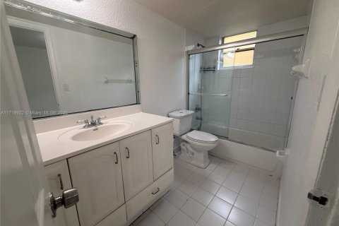 Condo in Hialeah, Florida, 3 bedrooms  № 1470892 - photo 12