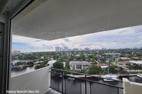 Condo in Hallandale Beach, Florida, 1 bedroom  № 1093240 - photo 1