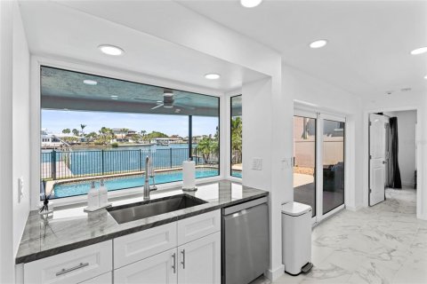 House in Clearwater, Florida 4 bedrooms, 171.5 sq.m. № 1602091 - photo 6