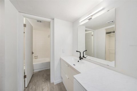 Condo in Tampa, Florida, 1 bedroom  № 1894696 - photo 16