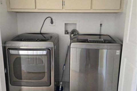 Condo in Doral, Florida, 2 bedrooms № 2086536 - photo 8