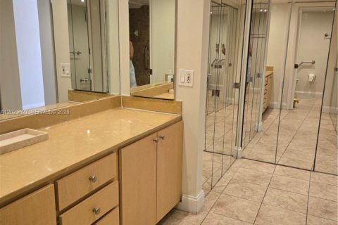Condo in Doral, Florida, 2 bedrooms № 2086536 - photo 13