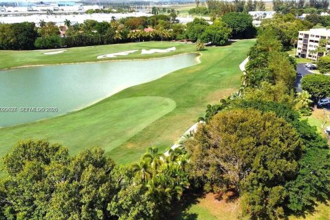 Condo in Doral, Florida, 2 bedrooms № 2086536 - photo 14