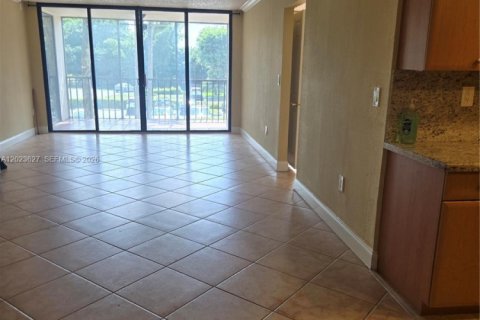 Condo in Doral, Florida, 2 bedrooms № 2086536 - photo 4