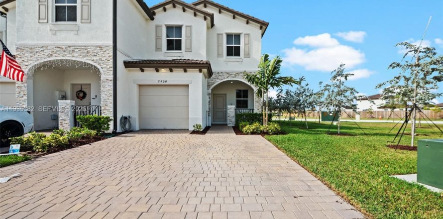 Adosado en Homestead, Florida 3 dormitorios № 1993731