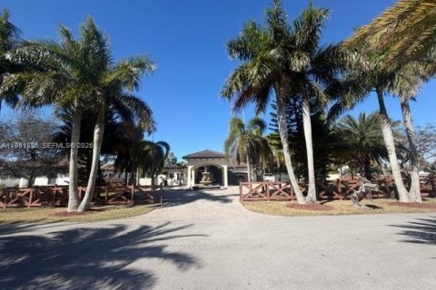 House in Homestead, Florida 5 bedrooms, 246.56 sq.m. № 2043114 - photo 2