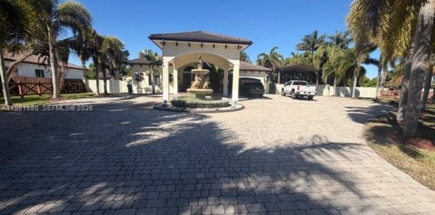 House in Homestead, Florida 5 bedrooms, 246.56 sq.m. № 2043114