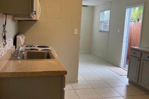 Снять в аренду виллу или дом в Форт-Лодердейл, Флорида 2 спальни, 117.61м2, № 1969945 - фото 3