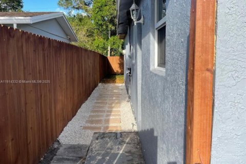 Снять в аренду виллу или дом в Форт-Лодердейл, Флорида 2 спальни, 117.61м2, № 1969945 - фото 2