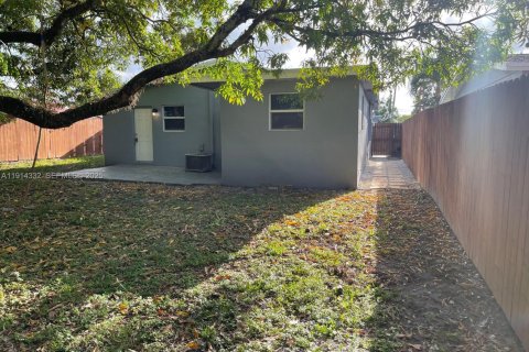 Снять в аренду виллу или дом в Форт-Лодердейл, Флорида 2 спальни, 117.61м2, № 1969945 - фото 13