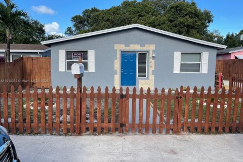 Снять в аренду виллу или дом в Форт-Лодердейл, Флорида 2 спальни, 117.61м2, № 1969945 - фото 1