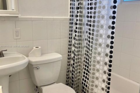 Снять в аренду виллу или дом в Форт-Лодердейл, Флорида 2 спальни, 117.61м2, № 1969945 - фото 11