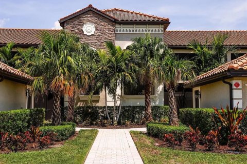 Condo in Lakewood Ranch, Florida, 2 bedrooms in LAKEWOOD NATIONAL  № 2401159