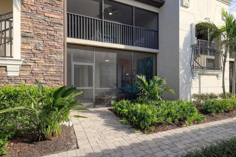 Condo in Lakewood Ranch, Florida, 2 bedrooms in LAKEWOOD NATIONAL № 2401159 - photo 2