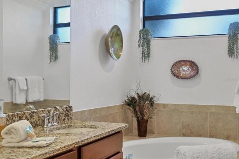 Condo in Lakewood Ranch, Florida, 2 bedrooms in LAKEWOOD NATIONAL № 2401159 - photo 28