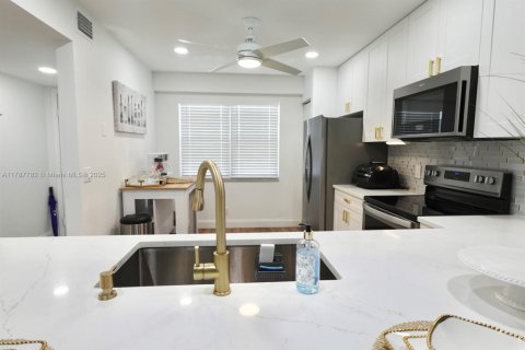 Condo in Pembroke Pines, Florida, 2 bedrooms  № 1645271 - photo 14