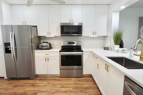 Condo in Pembroke Pines, Florida, 2 bedrooms  № 1645271 - photo 6