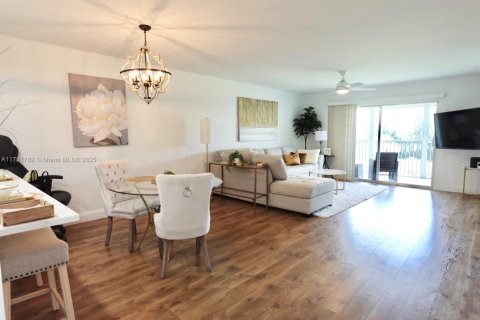Condo in Pembroke Pines, Florida, 2 bedrooms  № 1645271 - photo 7
