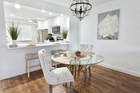 Condo in Pembroke Pines, Florida, 2 bedrooms  № 1645271 - photo 9