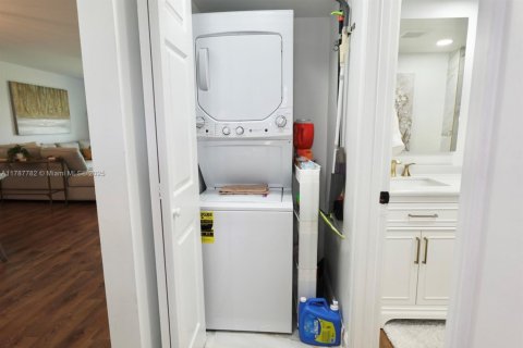 Condo in Pembroke Pines, Florida, 2 bedrooms  № 1645271 - photo 23