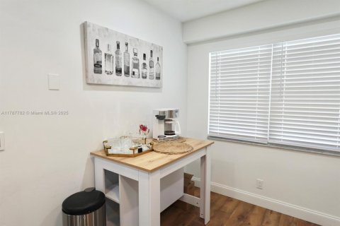 Condo in Pembroke Pines, Florida, 2 bedrooms  № 1645271 - photo 11