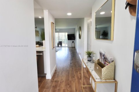 Condo in Pembroke Pines, Florida, 2 bedrooms  № 1645271 - photo 4