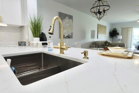 Condo in Pembroke Pines, Florida, 2 bedrooms  № 1645271 - photo 13