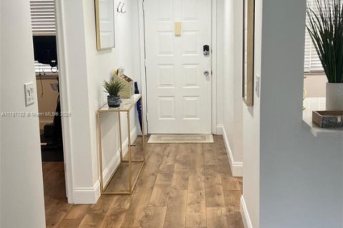 Copropriété à vendre à Pembroke Pines, Floride: 2 chambres, 110.74 m2 № 1645271 - photo 1
