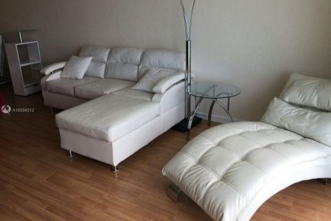 Condo in Hollywood, Florida, 1 bedroom  № 1984865 - photo 13
