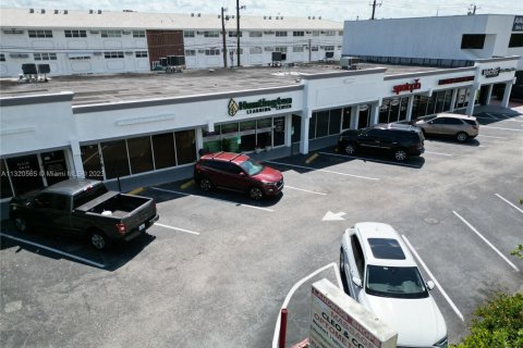 Tienda en alquiler en Fort Lauderdale, Florida № 460259 - foto 1