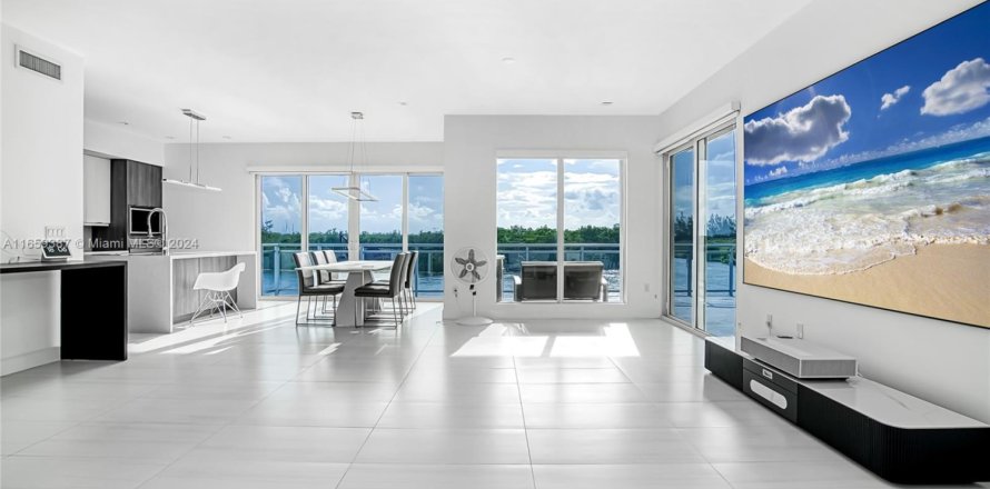 Кондоминиум с 3 спальнями в Холливуд, Флорида № 1981955