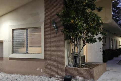 Casa en alquiler en North Miami, Florida, 2 dormitorios, 498.89 m2 № 2005185 - foto 3