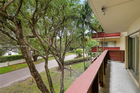 Condo in Coral Gables, Florida, 2 bedrooms  № 1845727 - photo 16