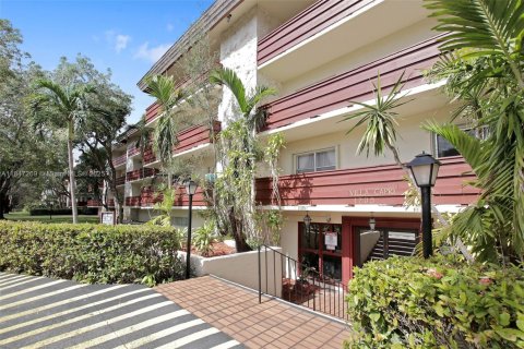 Condo in Coral Gables, Florida, 2 bedrooms  № 1845727 - photo 2
